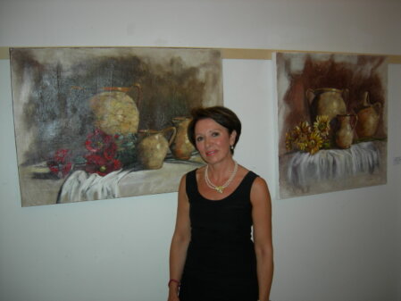 Scorcio dello studio con tela, luce naturale e strumenti di lavoro.